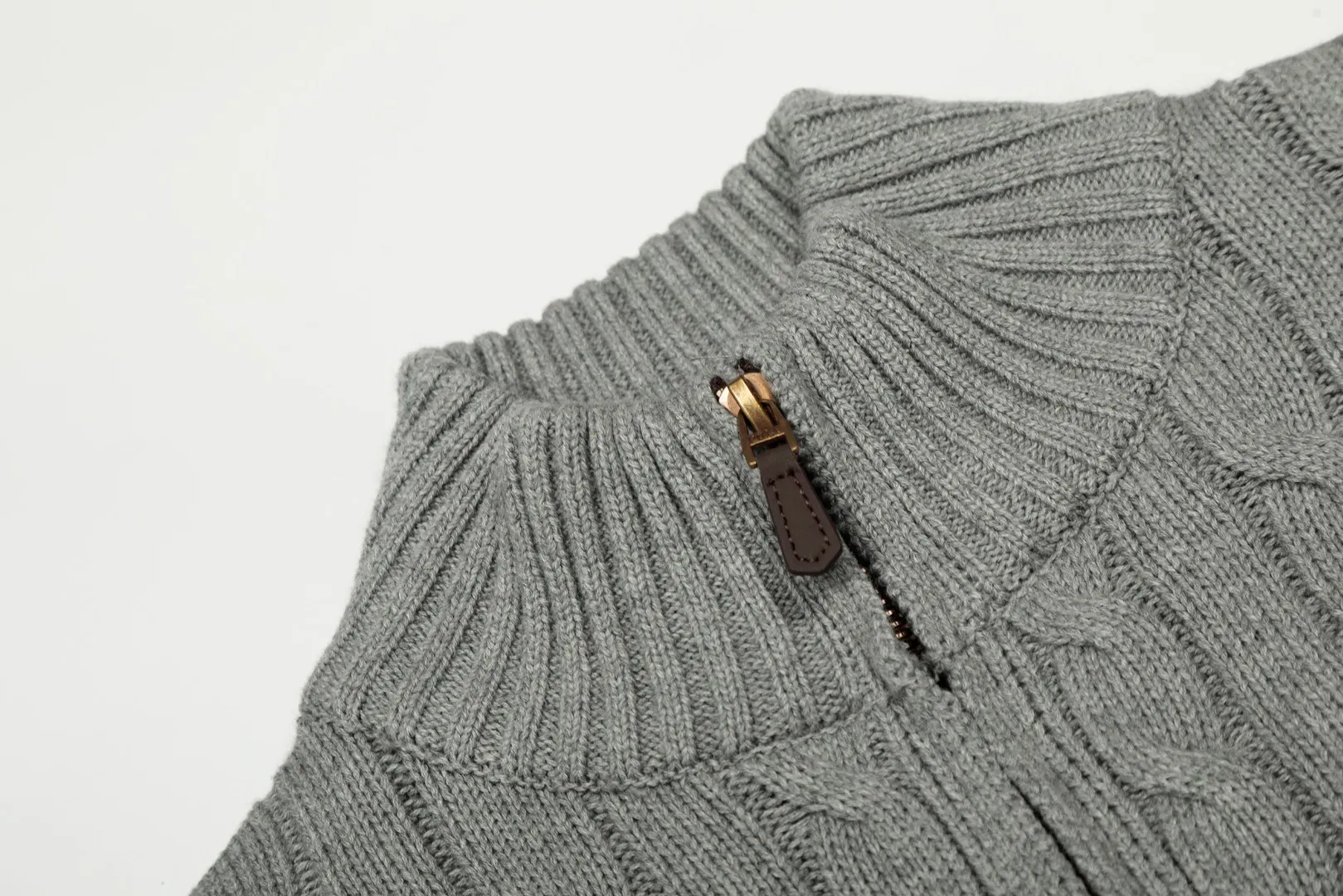 P260 Top quality" Style number: DS814# (not off the shelves all year round) [Ralph Lauren full zipper solid color pony embroidered logo twist knitted sweater jacket] ✅Ralph Lauren Ralph Lauren full zipper classic basic versatile style unisex couple knitted sweater autumn and winter coat ✅Main supplier platform live broadcast Wholesale entities Replacement when out of stock Not off the shelf ✅ZP quality 1:1 version Scan the code to enter the GF website Counter quality ✅Details and quality are the only one in Guangzhou. Imported quality cotton yarn focuses on high-end and cost-effective. Needless to say good quality. ✅The version is restored to the original order. The maximum size can be worn up to 200 pounds. Loose, comfortable and stress-free. ✅The upper body is simple and easy to match. A must-have item for ootd. Good-looking clothes are never picky. Recommended must-have items in the wardrobe. Size: S-XL. Color: Black and red, milky white, gray blue, khaki, navy red label, Ankora red.